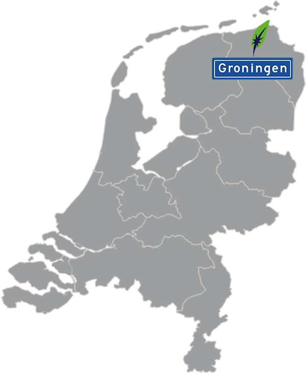 Grijze kaart van Nederland met Groningen aangegeven voor maatwerk taalcursus Spaans zakelijk - blauw plaatsnaambord met witte letters en Dagnall veer - transparante achtergrond - 600 * 733 pixels